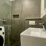 - Two Bedroom With Terrace 公寓