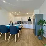 - Two Bedroom With Terrace 公寓 *