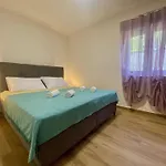 - Two Bedroom With Terrace * 卡斯塔