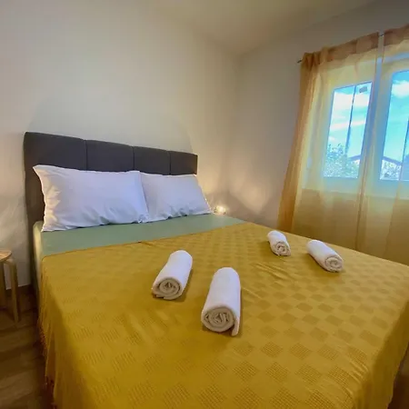- Two Bedroom With Terrace Lejlighed Kastav